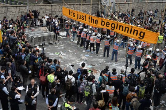 Arbeiter (M.) sind dabei, die Barrikaden in Hongkong zu räumen