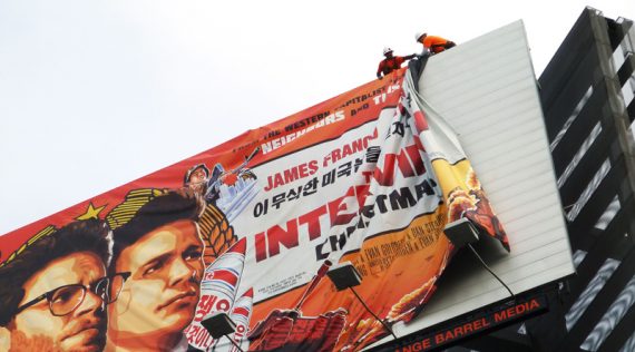 Arbeiter entfernen das Werbeplakat des Films "The Interview"