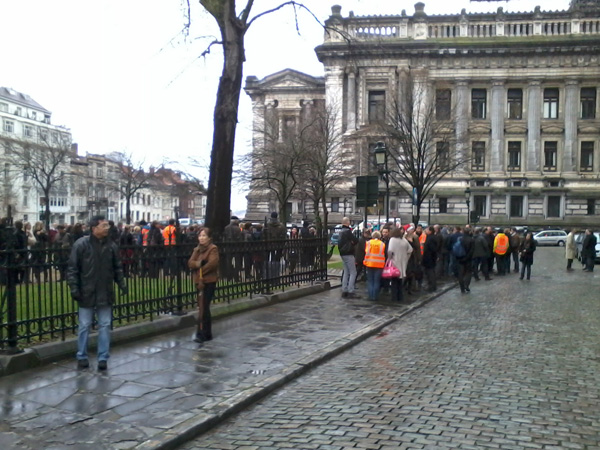 Bombenalarm: Menschen warten vor dem Brüsseler Justizpalast