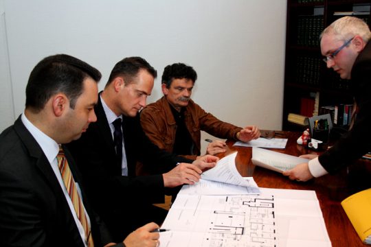 Kaleido-DG: MP Oliver Paasch und Bildungsminister Harald Mollers unterschreiben den notariellen Kaufakt