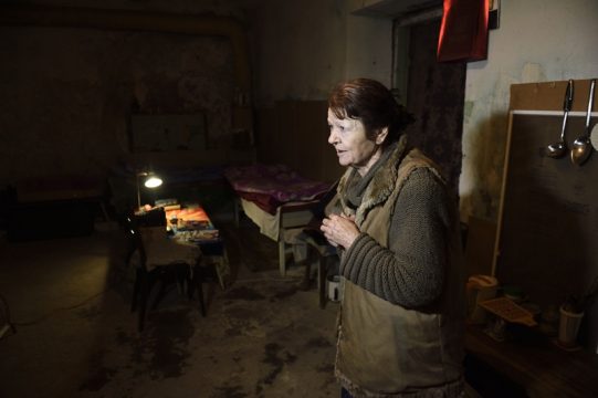 Ukraine vor Staatsbankrott: Jazenjuk will die Energiepreise für Bürger deutlich erhöhen (Bild: Einwohnerin in Donezk nutzt den Keller ihres Hauses als Zufluchtsort bei Bombardements)