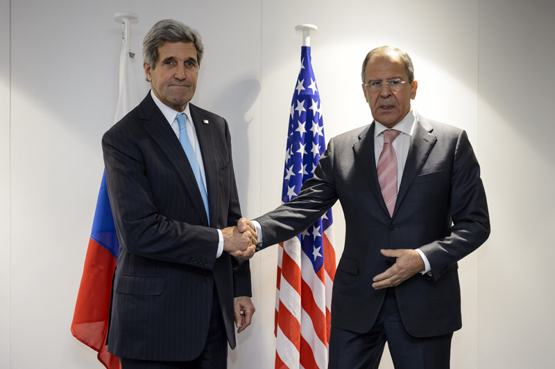 Händeschütteln wider Willen: US-Außenminister John Kerry und sein russischer Amtskollege Sergej Lawrow