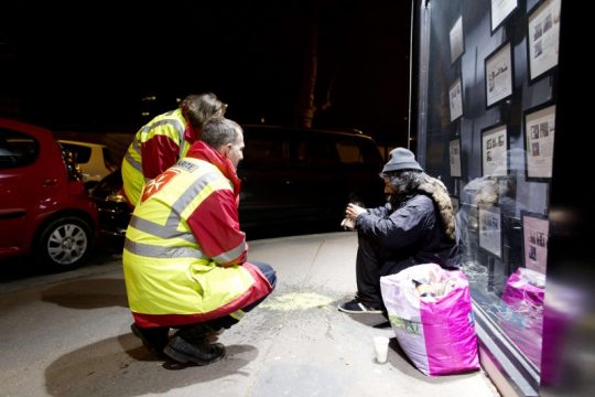 Freiwillige des Malteser-Ordens sprechen mit einem Obdachlosen (Paris, 30.12.)