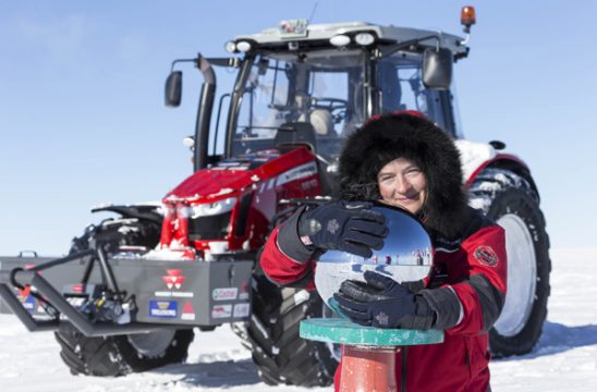 Manon Ossevoort und ihr Traktor: Das "Tractor-Girl" am Ziel seiner Reise