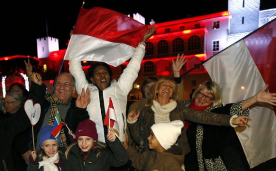 Monegassen feiern die Geburt des Prinzenpaares vor dem Palast
