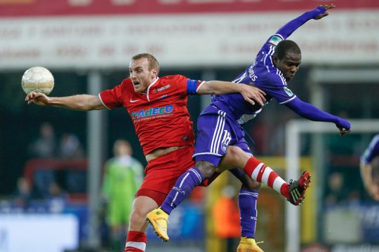 Anderlecht (rechts: Frank Acheampong) verliert mit 2:4 in Mons (Kevin Vandendriessche)