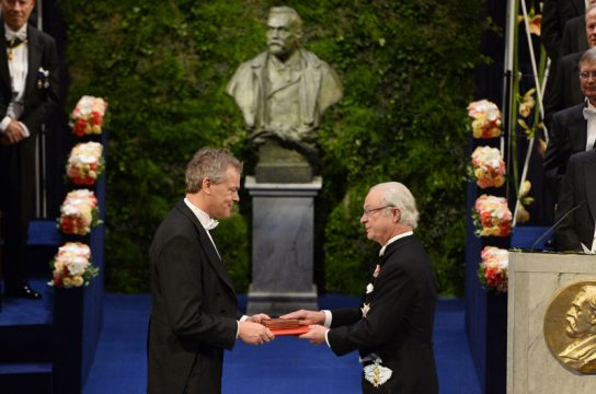 Schwedens König Carl Gustav überreicht Edvard Moser den Medizin-Nobelpreis