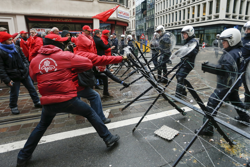 Auseinandersetzungen zwischen Demonstranten und der Polizei vor dem N-VA-Sitz in Brüssel