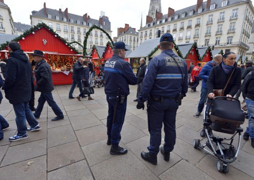 Verstärkte Polizeipräsenz auf dem Weihnachtsmarkt von Nantes nach dem Vorfall am Montag