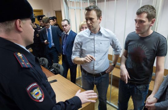 Alexej Nawalny und Bruder Oleg vor der Urteilsverkündung in Moskau