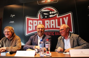 Robert Vandevorst, Christian Jupsin und Schöffe Paul Mathy vor dem neuen Logo