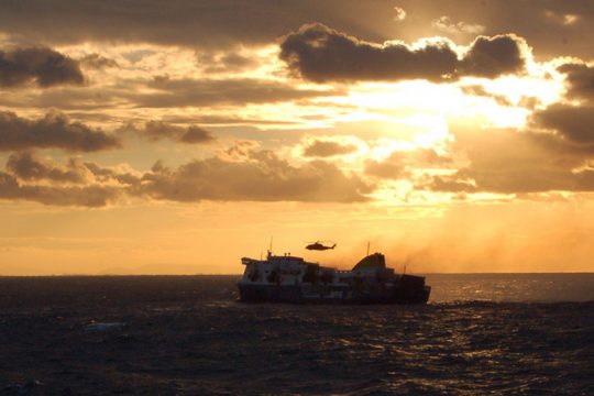 Rettungsaktion auf der Adria-Fähre "Norman Atlantic": Hubschrauber lädt Passagiere auf