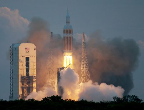 Orion hebt mit einer Rakete vom Typ Delta IV vom Weltraumbahnhof Cape Canaveral in Florida ab