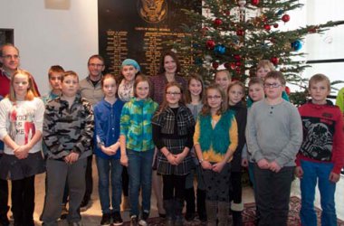 Schulkinder aus Mürringen gemeinsam mit US-Botschafterin Denise Bauer