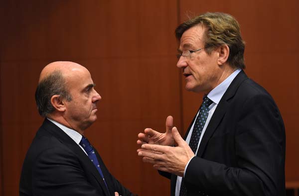 Der spanische Finanzminister Luis de Guindos Jurado im Gespräch mit Belgiens Finanzminister Johan Van Overtveldt (2014)