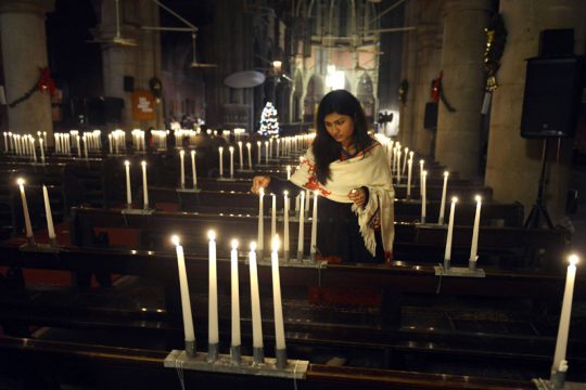 Kerzen für die Opfer des Schulmassakers in Pakistan in einer Kirche in Lahore