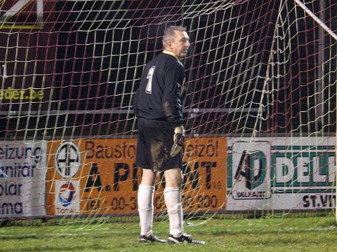 Rechts Spielertrainer Pascal Jacquemin vertritt den verletzten Tobias Halmes im Tor
