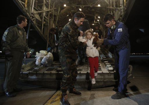 Überlebende des Fährunglücks in der Adria bei der Ankunft in Elefsina, westlich von Athen