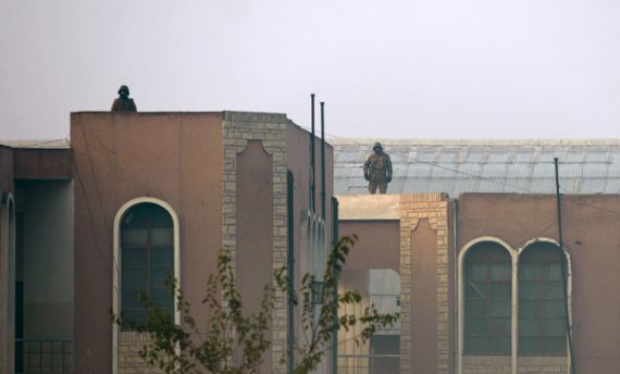 Pakistanisches Militär auf den Dächern der in Peshawar angegriffenen Schule