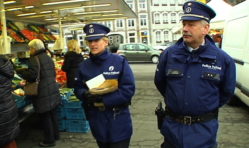 Zahl der Einbrüche steigt: Polizei sensibilisiert auf dem Wochenmarkt