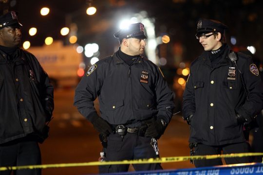 Polizistenmord in Brooklyn/New York: Polizeibeamte am Tatort