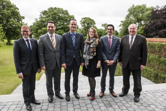 Kurz nach den Wahlen stand die DG-Regierung: Minister Harald Mollers, MP Oliver Paasch, Ministerin Isabelle Weykmans und Minister Antonios Antoniadis mit PDG-Präsident Karl-Heinz Lambertz (r.) und dessen Vorgänger/Nachfolger Alexander Miesen (l.)