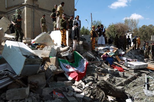 Nach Explosion: Sicherheitsleute untersuchen den Trümmerhaufen nahe des Anwesens des iranischen Botschafters in Sanaa