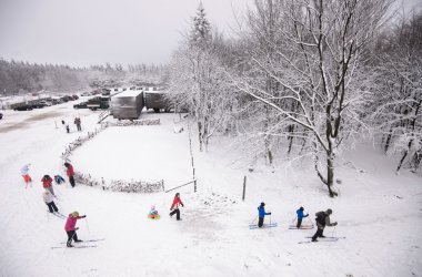 Wintersportfreunde freuen sich: Schnee auf dem Hohen Venn