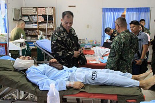 Philippinische Soldaten sprechen mit dem geflohenen Schweizer