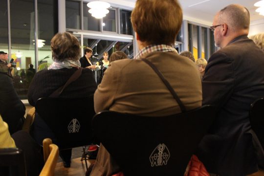 Seitenstraße - Lesen hinterm Tresen 2014: Die Krankenschwestern Sandra Kolvenbach und Petra Weber-Recker lesen im St. Nikolaus-Hospital aus "Spritzenmäßig" von Anna Tarneke
