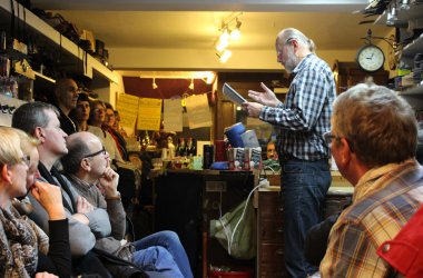 Seitenstraße - Lesen hinterm Tresen 2014: Vettern-Treffen bei Schuster Schroers - Theaterfreunde Eupen Guido Kalf, Marc Despineux, Roger Demonthy und Brigitte Gördens-Brüll