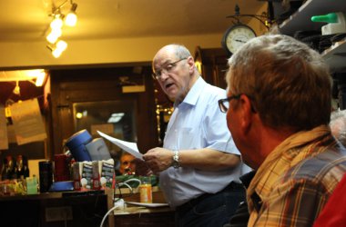 Seitenstraße - Lesen hinterm Tresen 2014: Vettern-Treffen bei Schuster Schroers - Theaterfreunde Eupen Guido Kalf, Marc Despineux, Roger Demonthy und Brigitte Gördens-Brüll