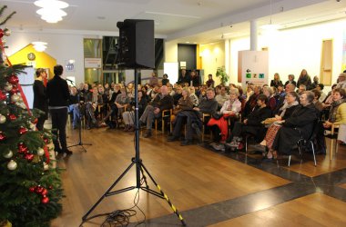 Seitenstraße - Lesen hinterm Tresen 2014: Die Krankenschwestern Sandra Kolvenbach und Petra Weber-Recker lesen im St. Nikolaus-Hospital aus "Spritzenmäßig" von Anna Tarneke