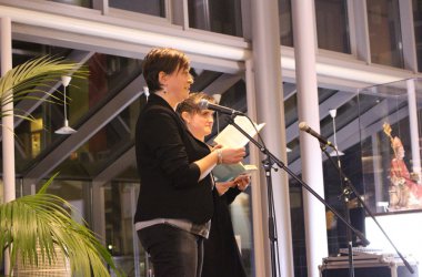 Seitenstraße - Lesen hinterm Tresen 2014: Die Krankenschwestern Sandra Kolvenbach und Petra Weber-Recker lesen im St. Nikolaus-Hospital aus "Spritzenmäßig" von Anna Tarneke