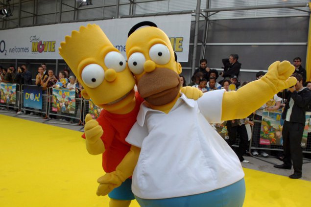 Bart und Homer Simpson bei der Premiere des Simpson-Films in London (2007)