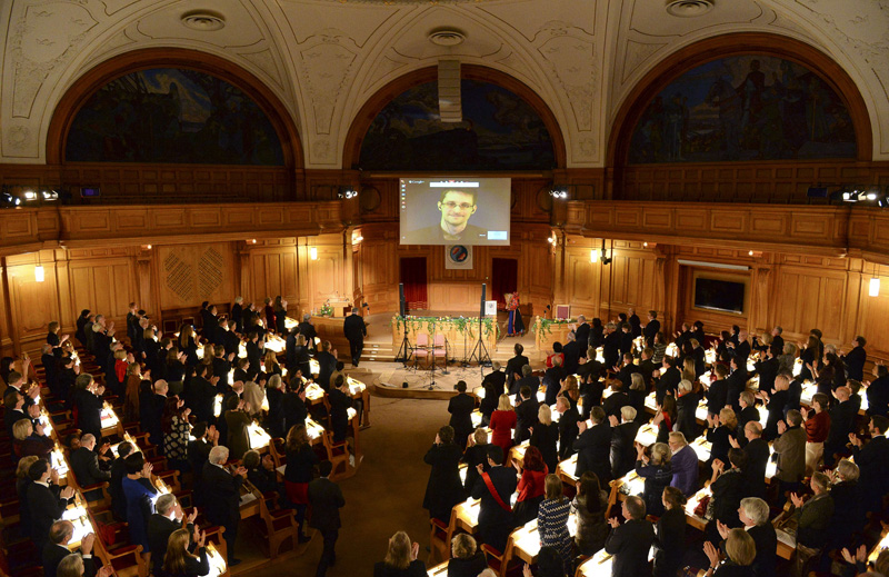 Alternativer Nobelpreis 2014 - damals ging der Preis an Edward Snowden, der per Video zugeschaltet wurde (Bild: Jonathan Nackstrand/AFP)