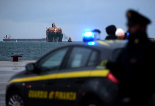 Containerschiff "Spirit of Piraeus" bringt 49 Passagiere der "Norman Atlantic" nach Bari