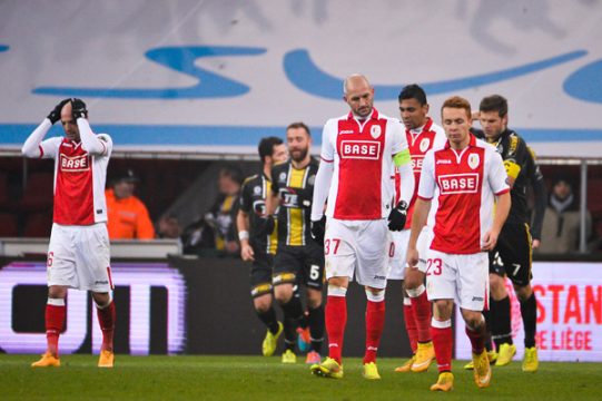 Enttäuschte Standard-Spieler nach dem 1:4 gegen Lokeren