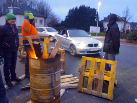 Generalstreik: Gewerkschaftsmitglieder blockieren Straßen und Geschäfte in Eupen