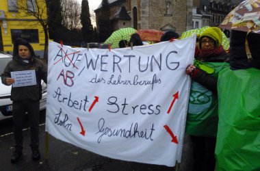 Generalstreik: Gewerkschaftsmitglieder blockieren Straßen und Geschäfte in Eupen