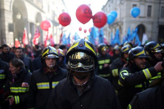 Generalstreik in Italien: Feuerwehrleute demonstrieren in Turin