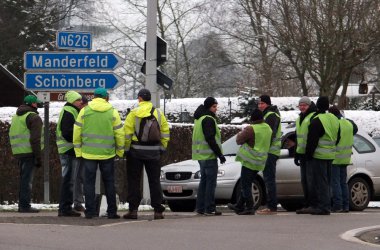 Generalstreik: An den Einfallstraßen nach St. Vith verteilen Gewerkschaftsmitglieder Informationsblätter