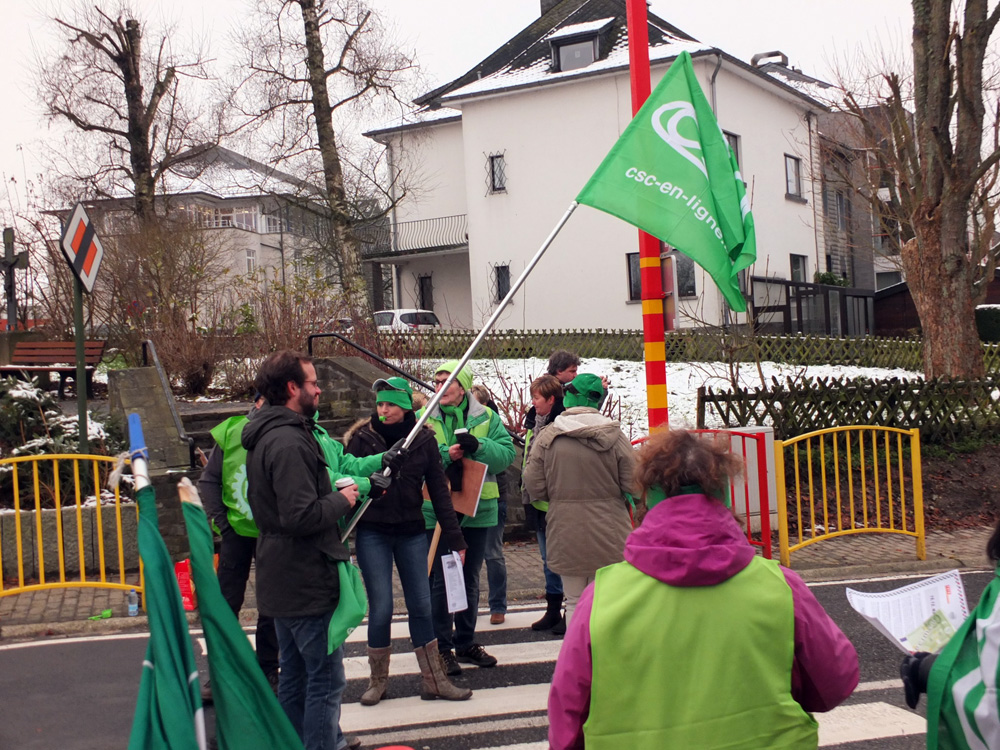 Generalstreik: An den Einfallstraßen nach St. Vith verteilen Gewerkschaftsmitglieder Informationsblätter