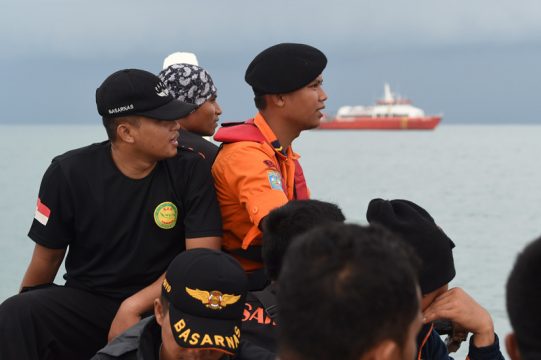 Bergungskräfte auf dem Weg zur Absturzstelle der AirAsia-Maschine