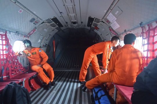 uche nach AirAsia-Flugzeug: Suchmannschaften sichten Wrackteile und Leichen