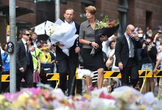 Der australische Premierminister Tony Abbott und seine Frau Margaret vor einem Blumenmeer am Tatort in Sydney
