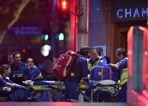 Geiselnahme in Sydney beendet - Menschen werden auf Krankenbahren aus dem Café gebracht