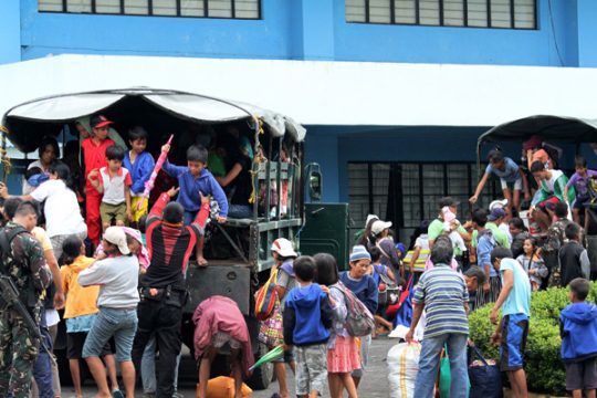 Taifun "Hagupit": Einwohner der Stadt Legazpi werden in sicherere Notunterkünfte gebracht