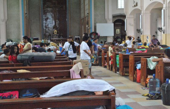 Wegen Taifun "Hagupit": Familien suchen Unterschlupf in einer Kirche in Tacloban