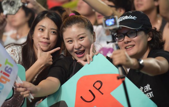 Kommunalwahlen in Taiwan: In Taipeh setzt sich der unabhängige Kandidat Ko Wen-Je gegen den Kandidaten der Kuomintang durch (Bild: Wahlparty am 29.11.)